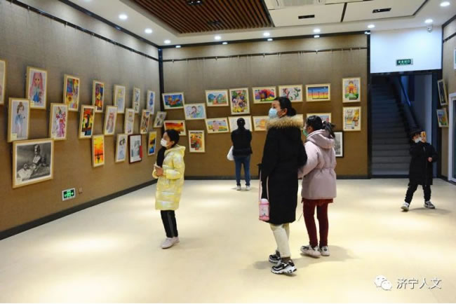“未來之星”濟(jì)寧市藝術(shù)特長(zhǎng)生書畫作品展開幕24.jpg